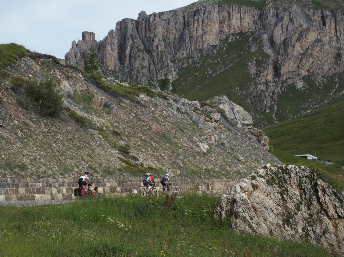 Geoff joue à accrocher les cyclistes de route avec ses 4 sacoches !