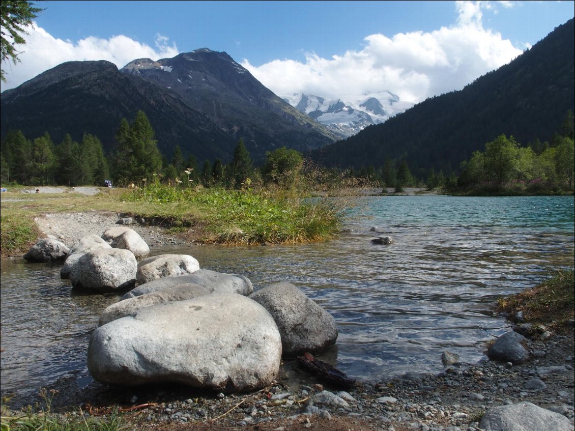 Le lac privé du camping. Bizarrement personne pour s'y baigner !