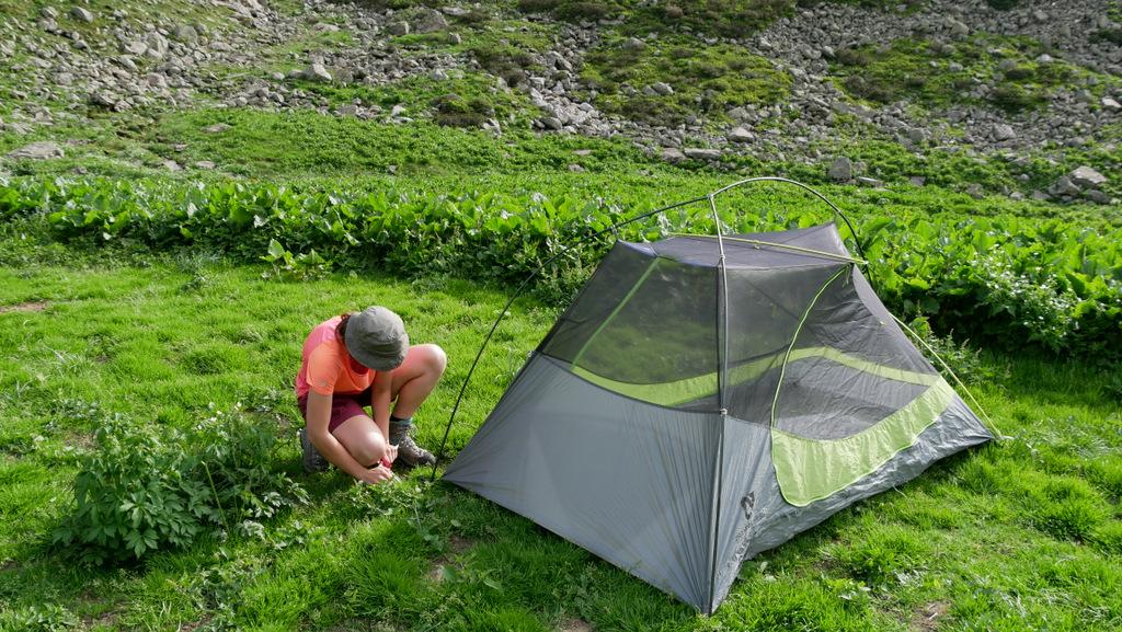 Montage : on monte d'abord la chambre, puis le double toit.
Grâce à l'autoportance, le placement de la tente est plus simple aussi.