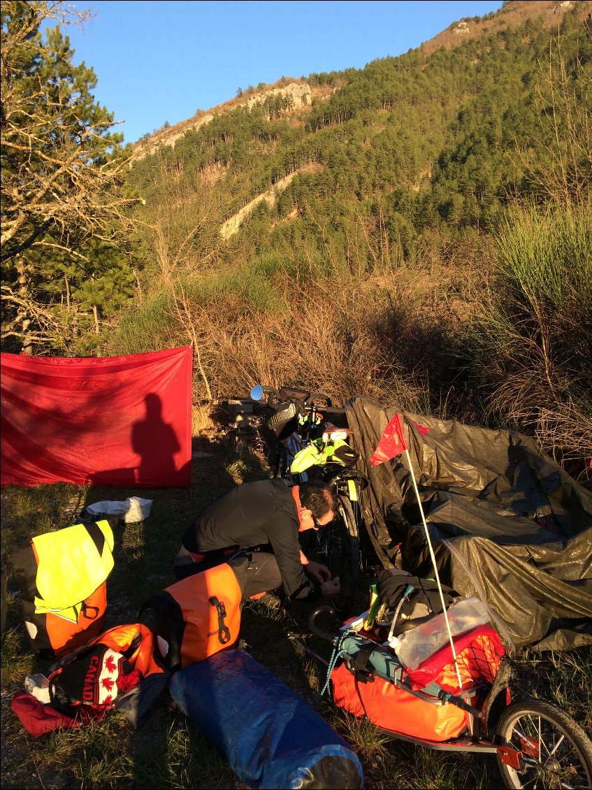 Bivouac encore au soleil à notre arrivée: séchage de la tente.