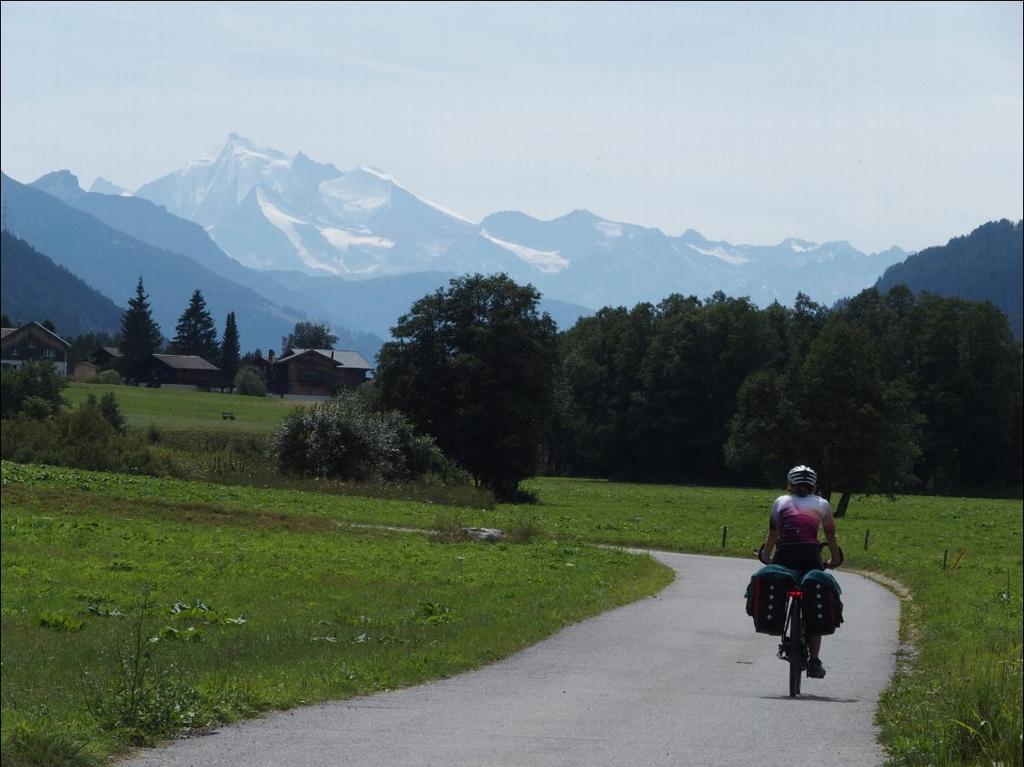 Sur la viarhona, avec en fond le Weisshorn.