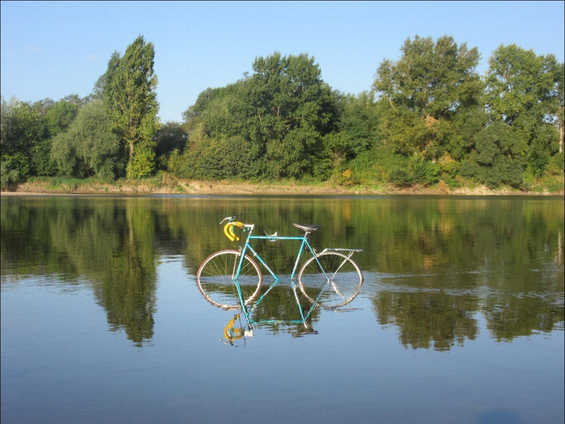Couverture de La Loire en vélo vintage - remettre la source à l océan