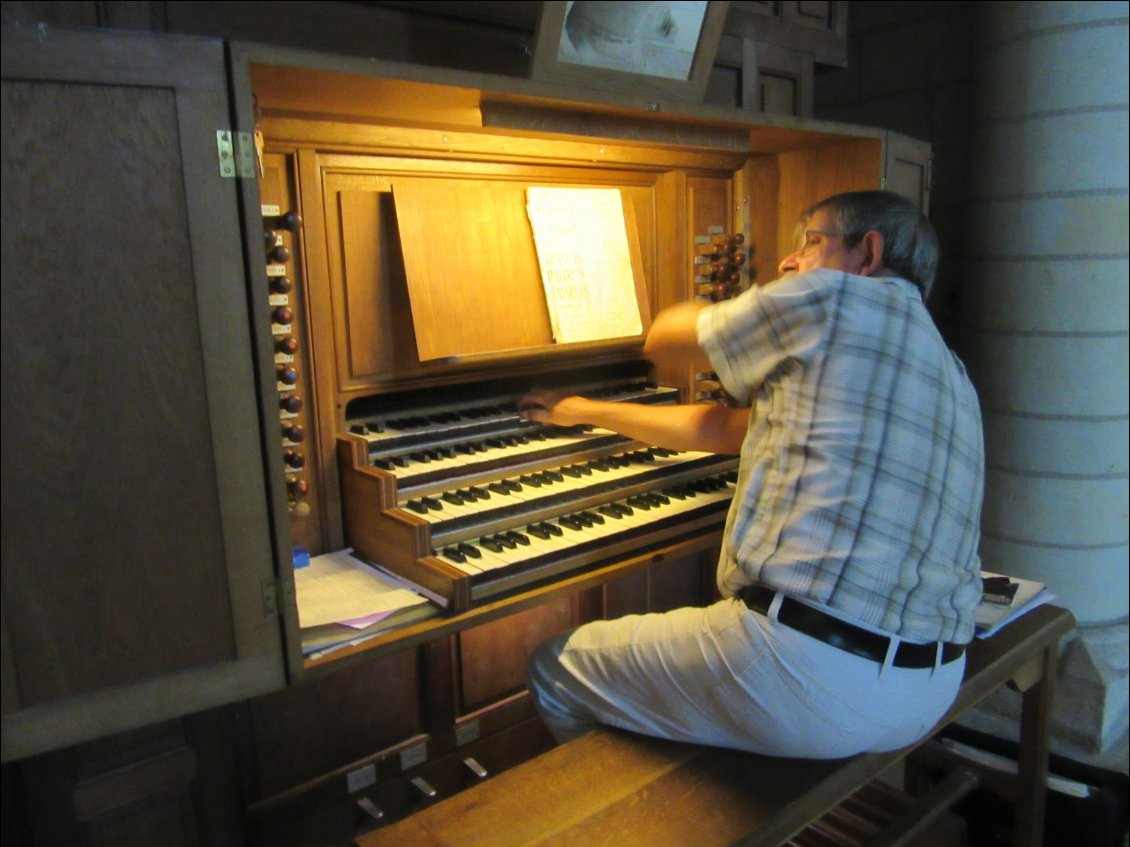Joueur d'orgue dans l'église de Cunault
