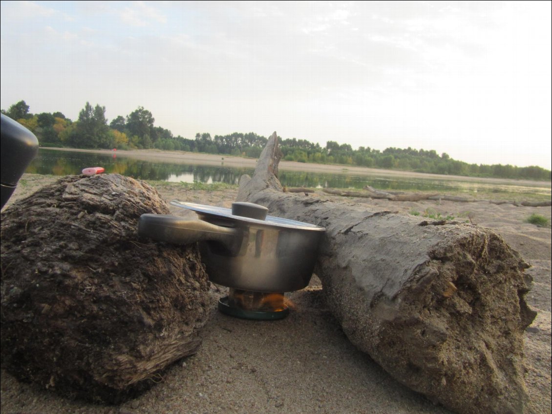 Bouillir de l'eau avec un "rocket stove" fait maison.