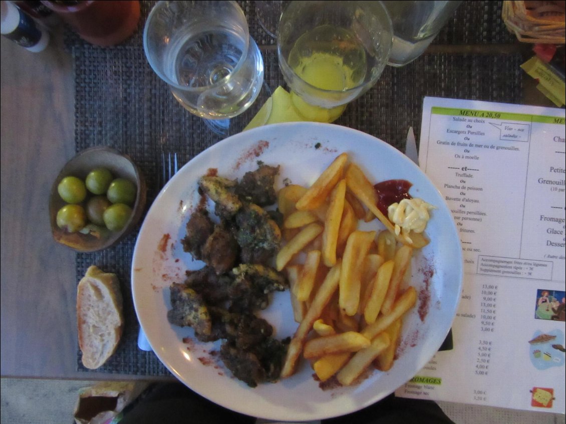 Les cuisses de ...pauvres grenouilles. Je dormirai sous la tonnelle du restaurant en m'abritant d'un gros orage.