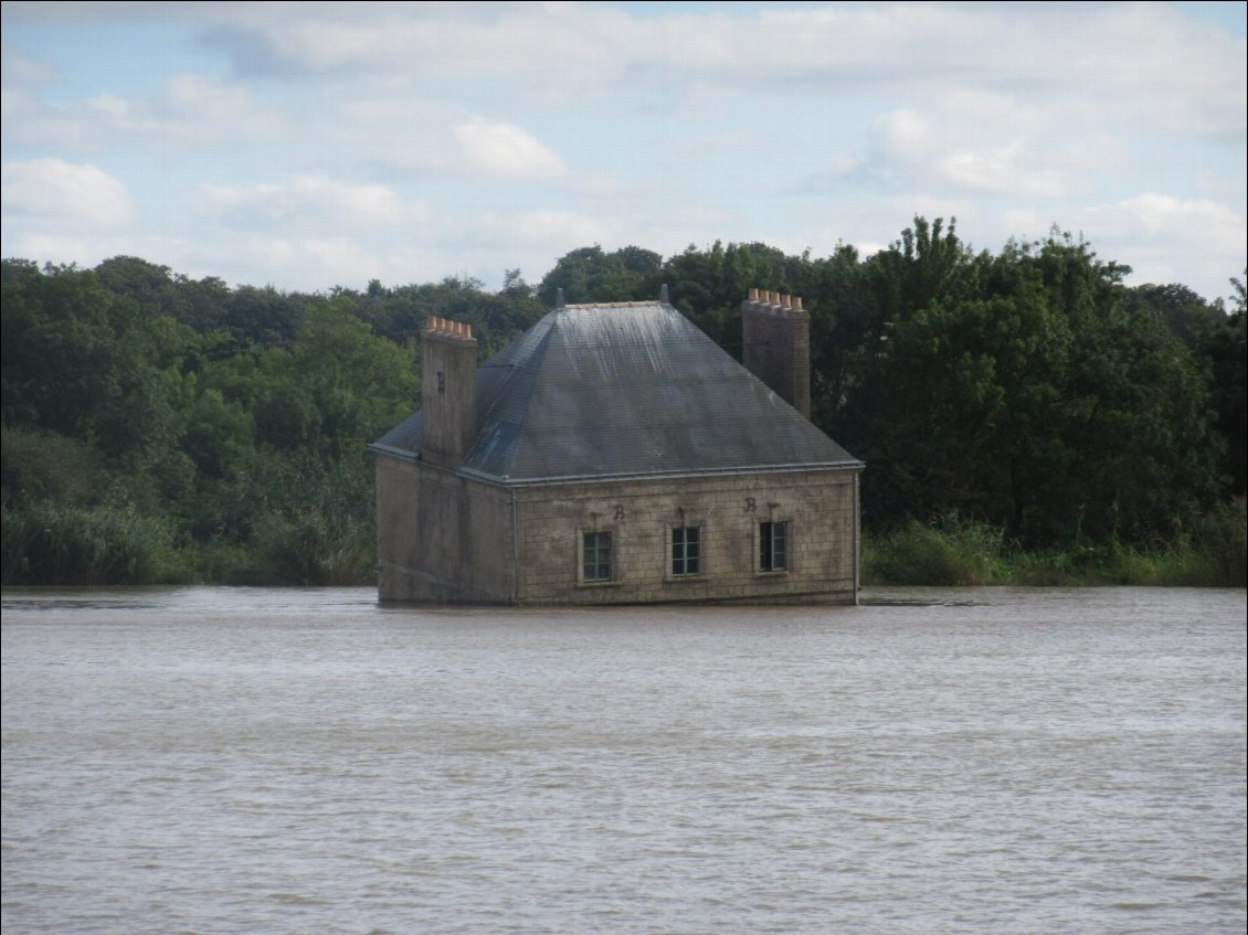 Une maison dans la Loire !!! Attention, c'est une oeuvre :)