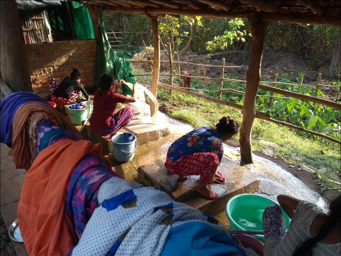 Au lavoir de la KSV . Malgré le manque de ressources et la pénibilité, ils se changent et lavent tous les jours.