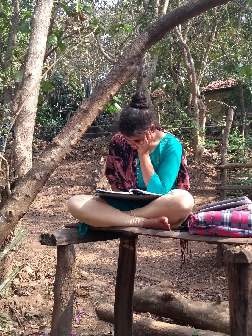 Pendant leur temps libre, beaucoup de filles étudient encore.