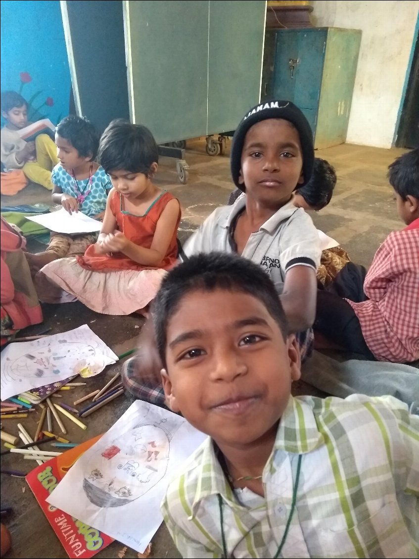 Les petits de 6ans dans leur classe d'art.