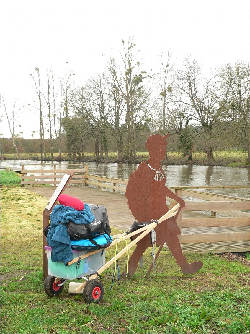 Tiens, un pèlerin qui tire un chariot... Oui, je suis bien sur un des nombreux chemins de Saint Jacques de Compostelle!!