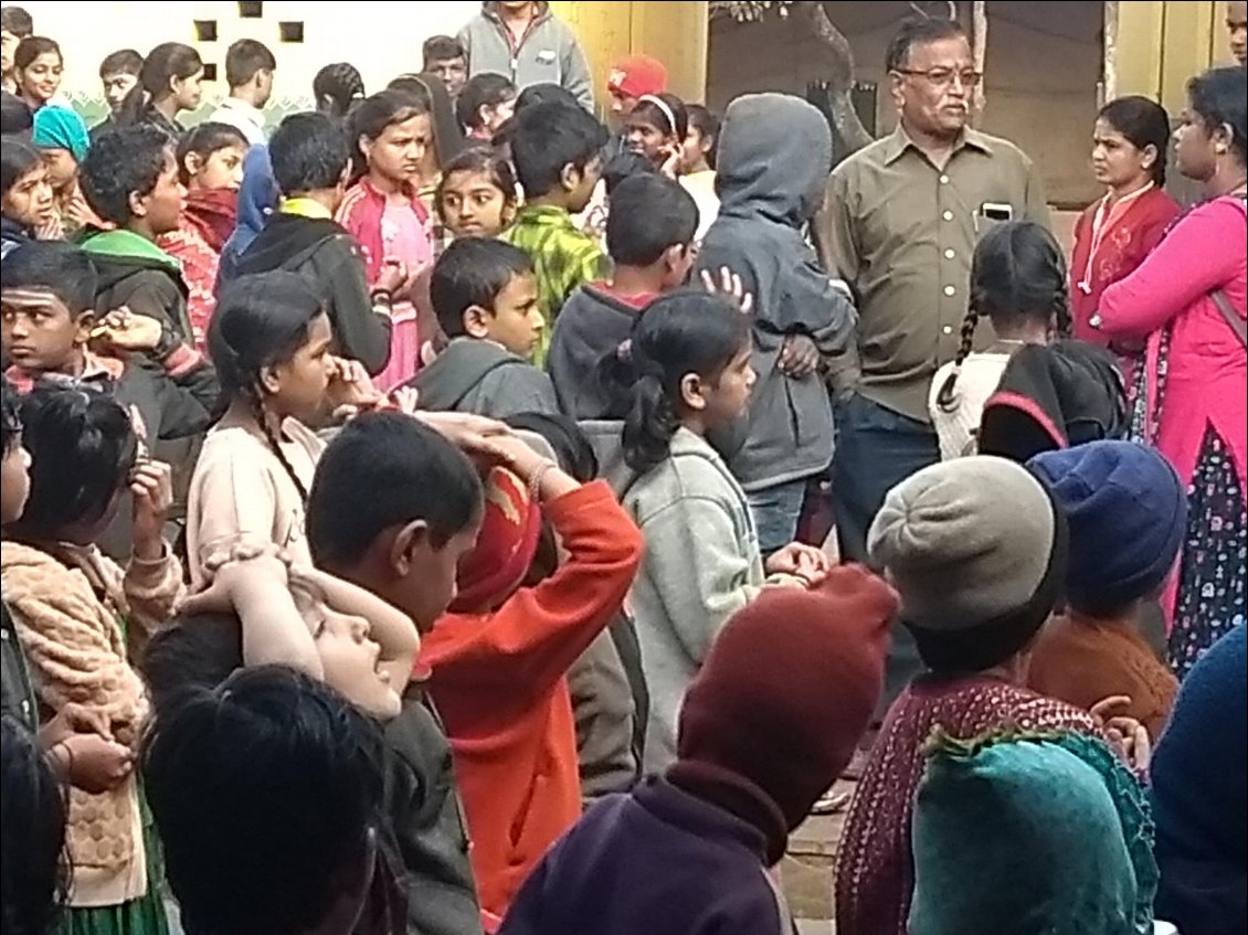 Tous les matins après le petit déjeuner les enfants chantent l hymne national. Et celui de la province.