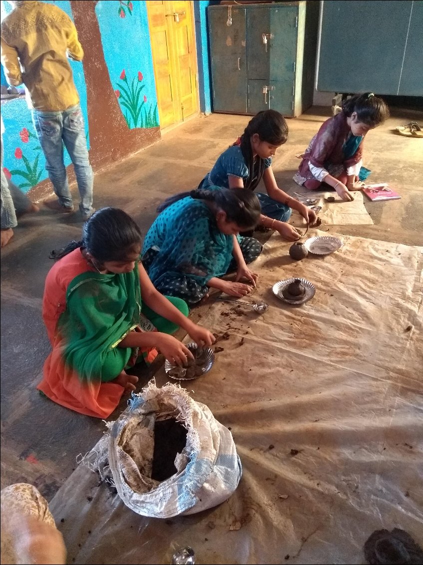 Ateliers céramique dans la classe d'art.