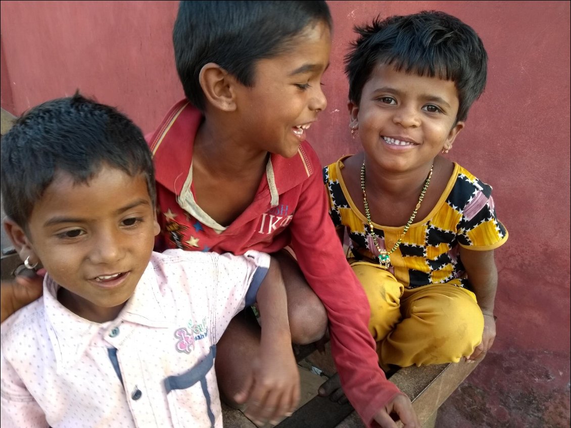 Des enfants du village.