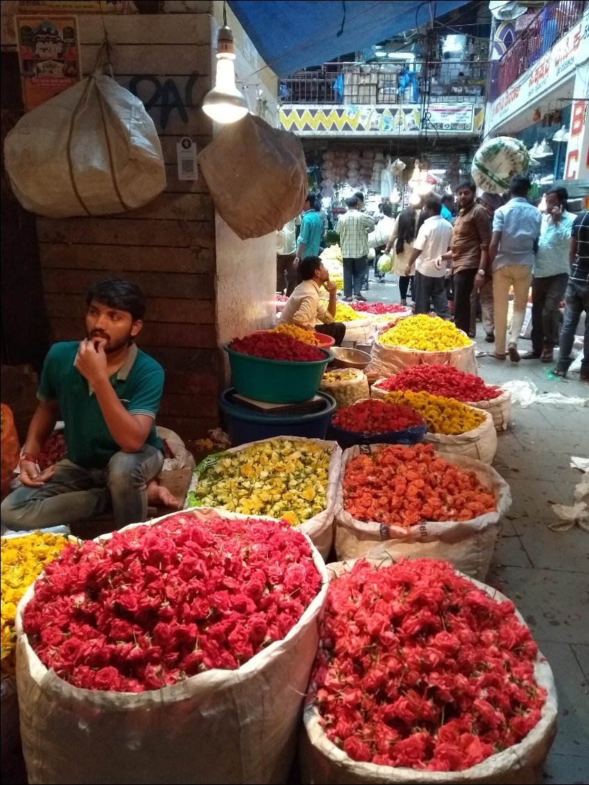 Le magnifique marché aux fleurs.