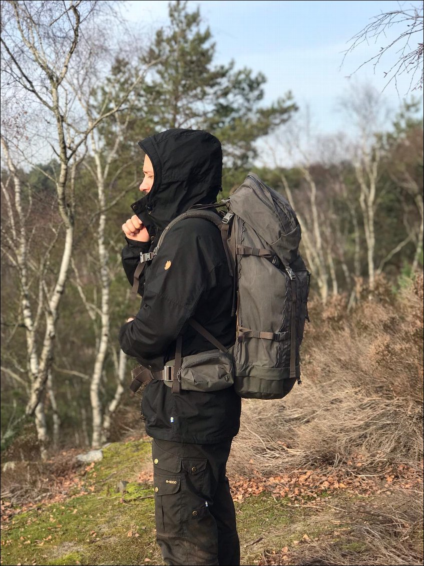 La capuche est appréciable mais on aimerait un peu plus de couverture sur l'avant