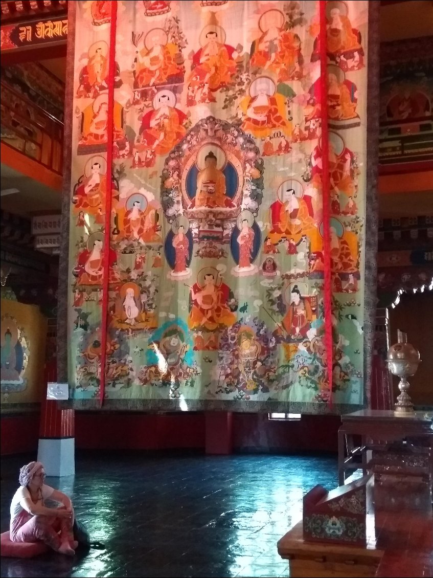 Béa dans le temple du Dalaï Lama.