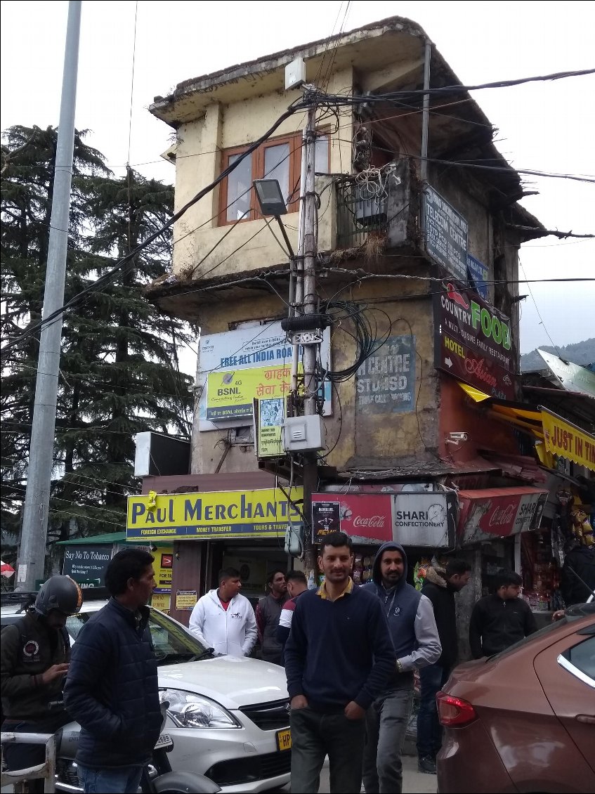 Au milieu de la place à Mac Leod Ganj.