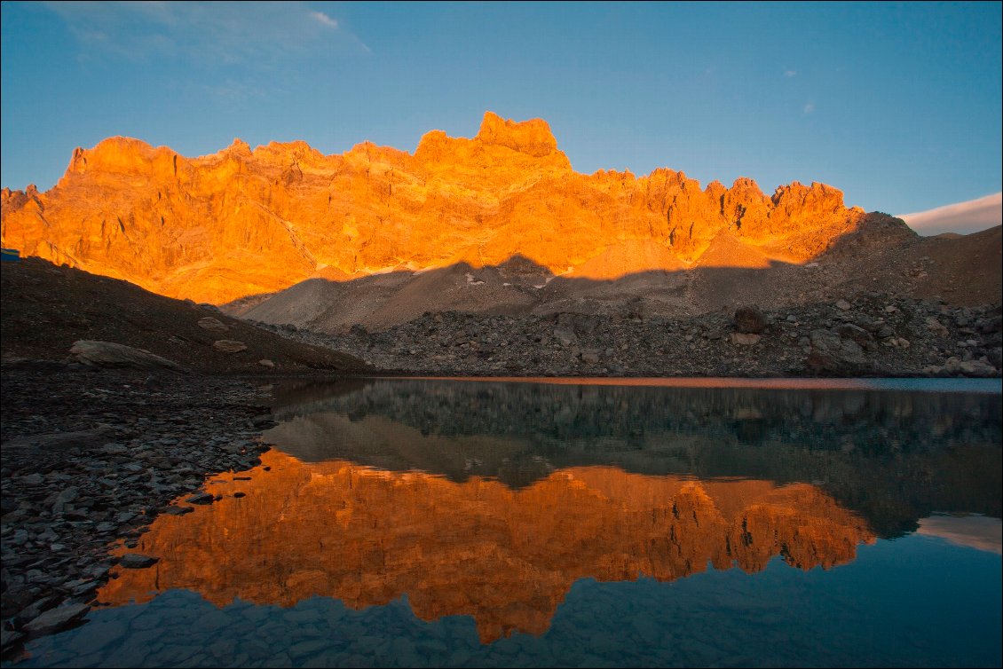 Le même avec son reflet sur le lac, pas mal non plus ! :-)