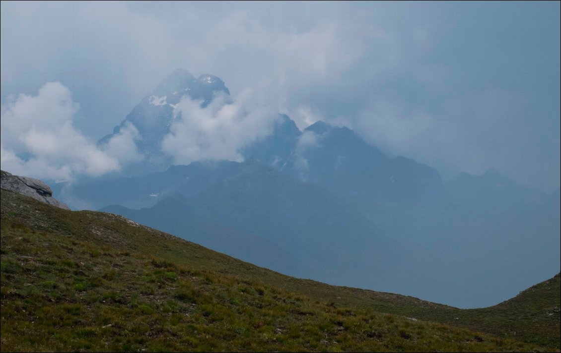 Le Monte Viso émerge des orages