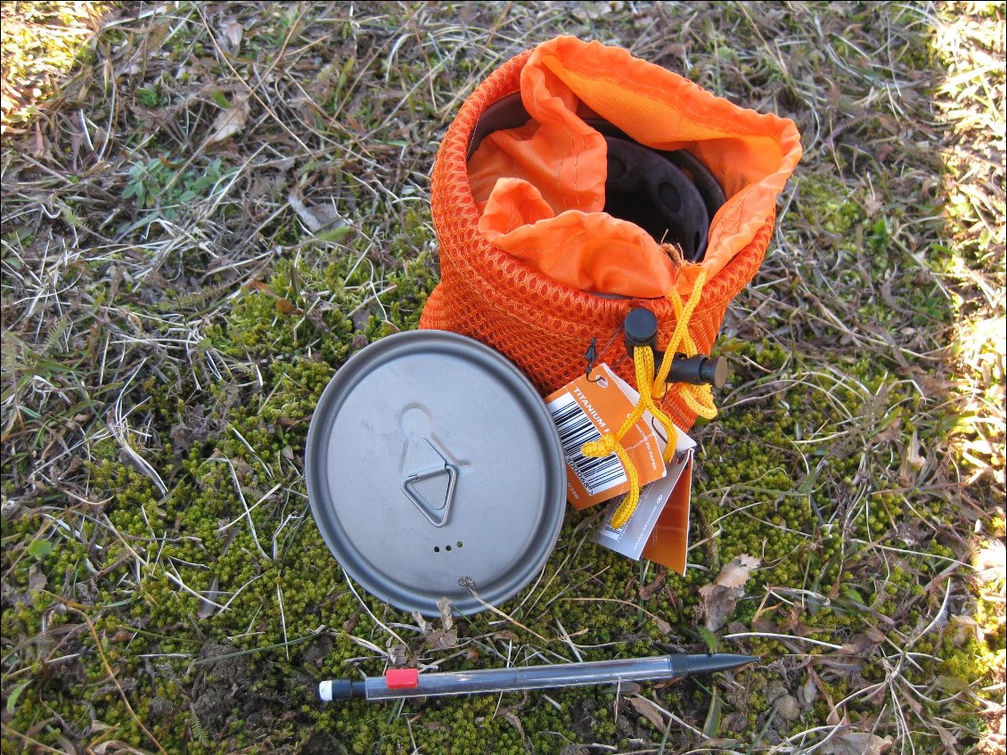 Poupées russes : le Siphon Stove peut être rangé dans le réchaud à bois, lui-même inséré dans la popote.