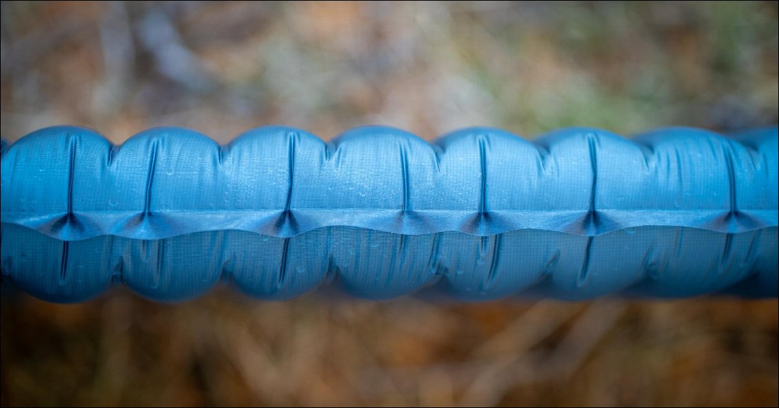 Par transparence, on remarque un peu d'humidité, mais il est normal qu'un matelas en piège un peu.