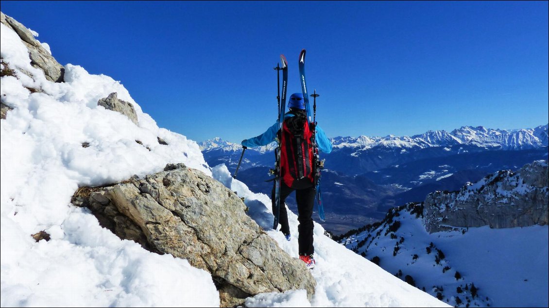 Tiphaine contemplative devant le Mont-Blanc