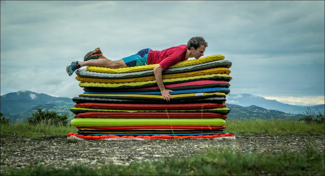 Donc il faut prendre un matelas épais c'est ça ?