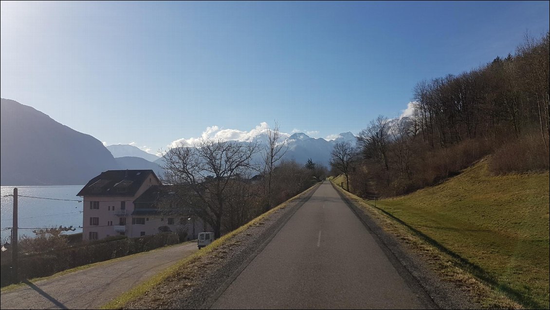 Le long du petit lac, sur la piste cyclable