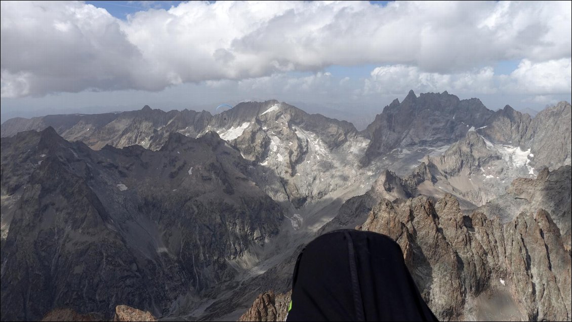 En plein cœur du massif, tout au fond sur la partie droite de la photo, la Meije