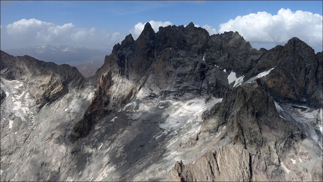 La Meije (la brèche à gauche), le glacier Carré pas bien dodu, et le refuge du Promontoire (repérable surtout pour ceux qui savent où il est :-))