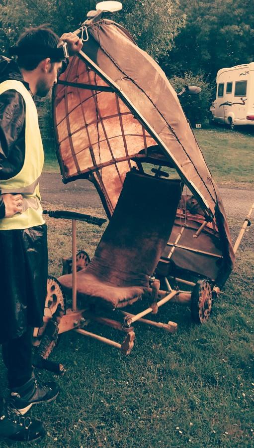 Arbre de tempête est un tricycle en bois issue d'une branche d'arbre.