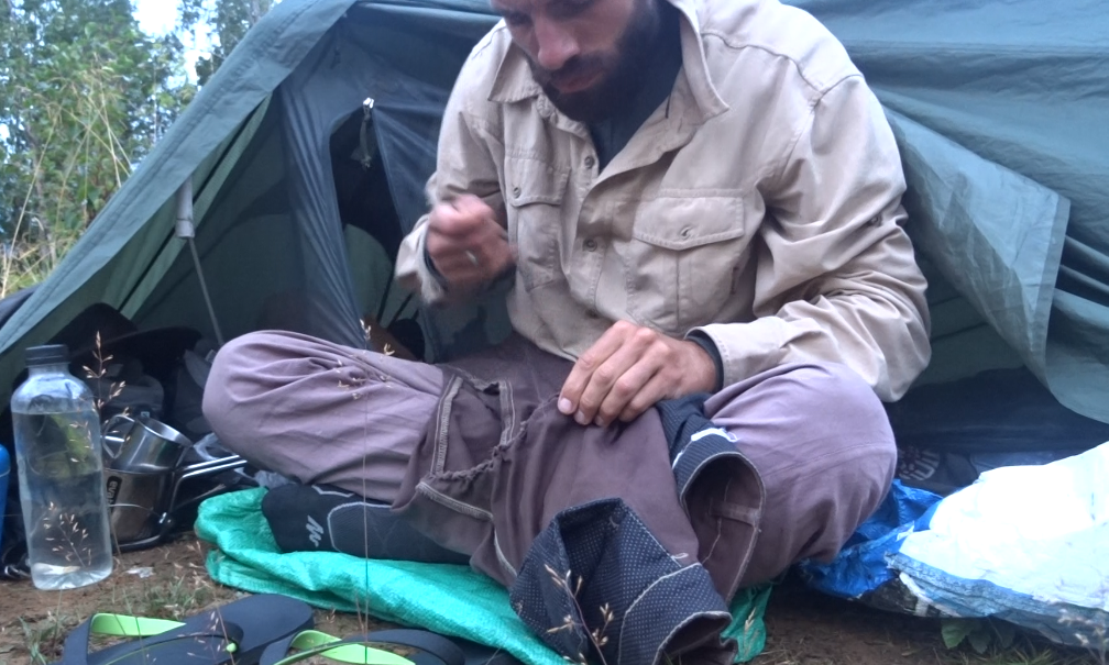 Tout comme mon canoë, ma voiture en bois et ma tente Canadienne, j’ai souhaité que mes habits soient biodégradables en textile végétal. Déchiré de partout, j’ai bien recousu dix fois mon pantalon en coton.