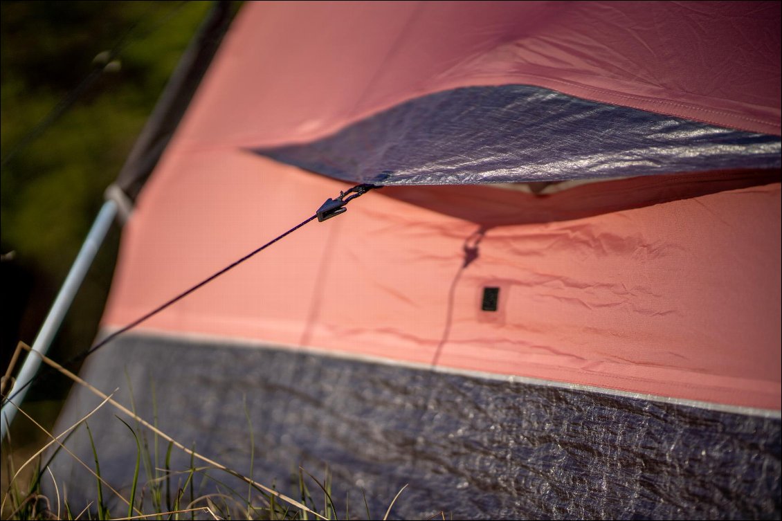 Le tapis de sol en Dyneema remonte significativement, on voit aussi l'auvent de la prise d'air basse