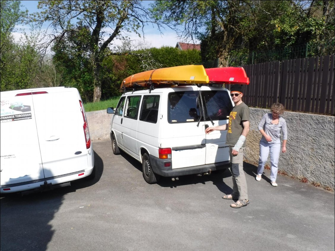 Vendredi 19/04
Il fait chaud aujourd’hui à Besançon. On se retrouve Aux Founottes ; deux kayaks bi-places sur le toit, on tasse tout le reste dans le coffre.
16h50, Flo nous a rejoint et on est en route vers le tunnel du St Gothard. Vers 20h, pause dîner en Suisse, en face d'OBERKIRCH, vue sur le lac de SEMPACH. Nous continuons jusque vers minuit ; on quitte l’autoroute à LODI en Italie et on trouve un coin de champ "bivouacable", où on jette les «2 secondes» emportées à cet effet.