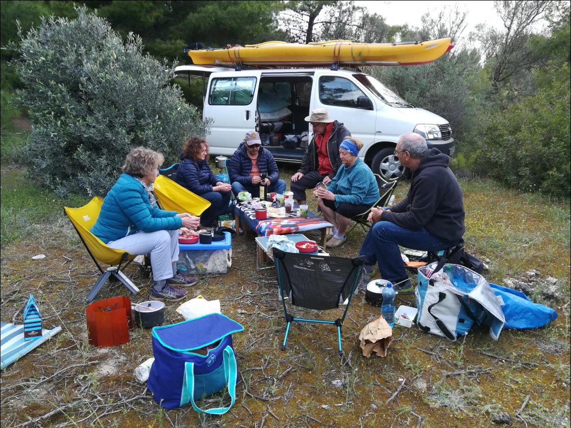 On s’éloigne un peu de ce site bien touristique, on va s’installer entre pins et Oliviers, à l’abri du vent, où Nadine à dû repérer sur google earth une zone à bivouac.
Le manque de sommeil et habitudes obligent, certains, Patrick et moi en l’occurrence, se couchent tôt, et s’endorment aussi tôt. On sera juste réveillés une fois la nuit tombée par une puissante sirène de bateau, suivie d'un tir de feux d’artifices, lancé depuis un bateau sortant du canal de Corinthe. Après ce sons-et-lumières, on dort comme des loirs.