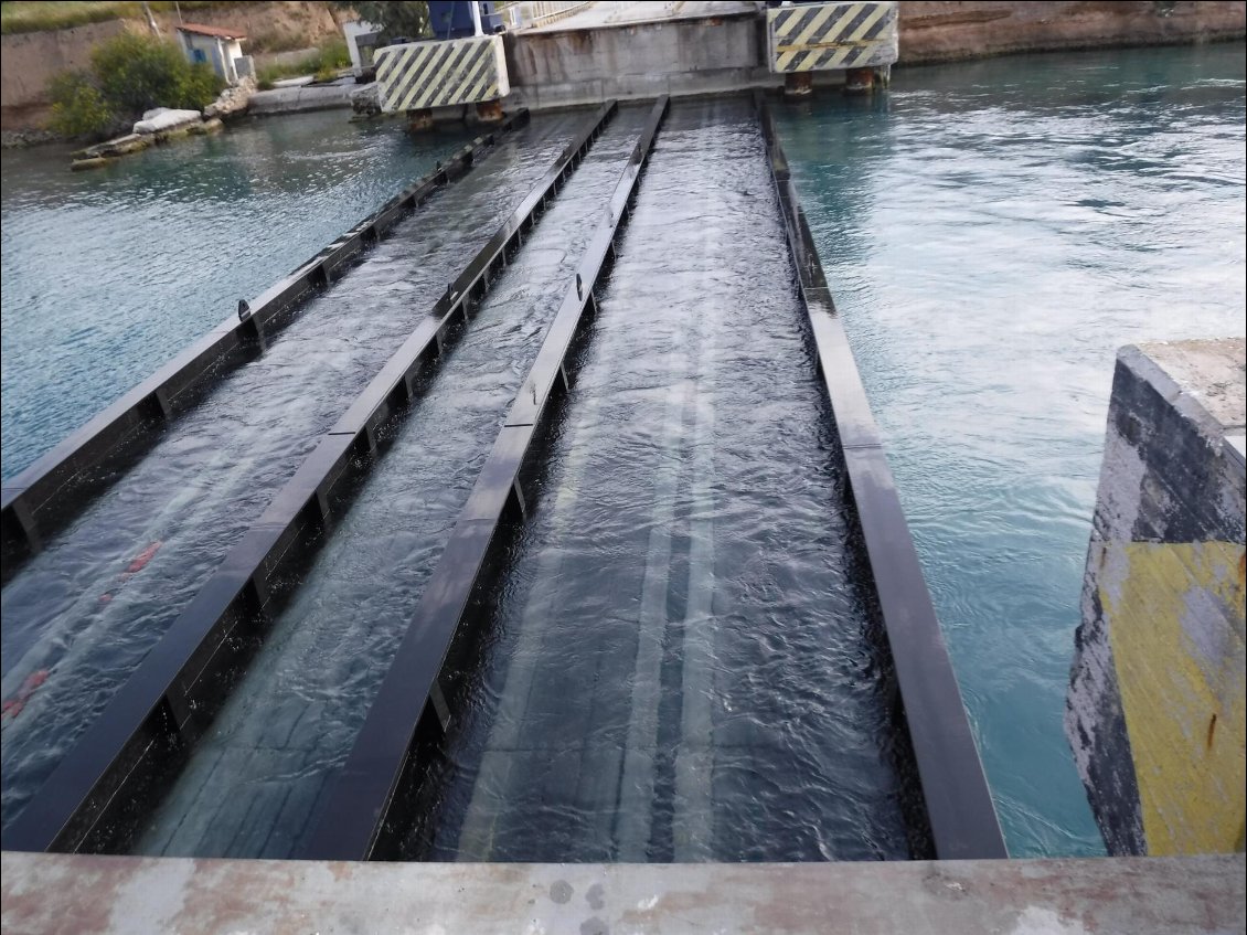 Le pont situé à la sortie du canal ne se lève pas mais coule aux passages de bateaux…