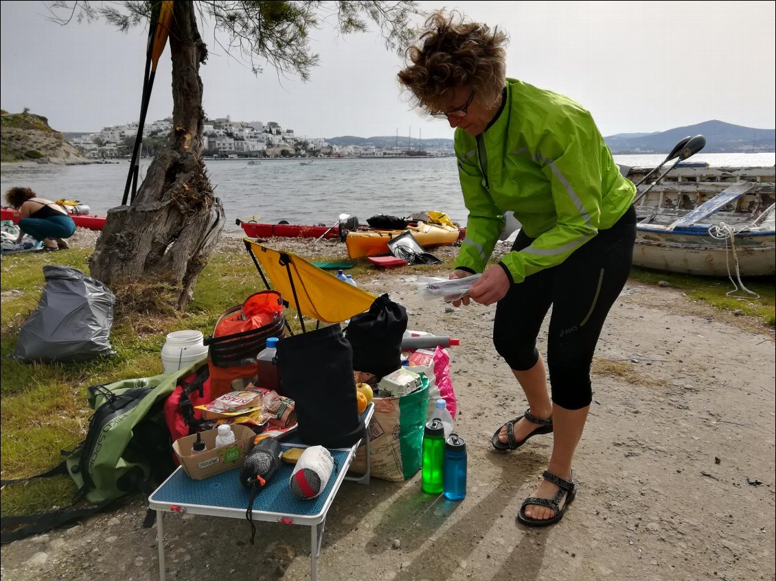 Mardi 23/04
Trois gouttes de pluie sont tombées cette nuit. Ce Matin, le ciel est couvert. On passe une bonne partie de la matinée à charger les kayaks en veillant à ne rien oublier.
On abandonne nos camions au bout du port d' Adamantas.