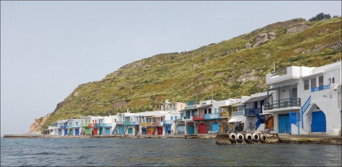 On embarque et on se dirige un léger vent dans le dos vers la sortie de la baie, pour tourner dans le sens horaire autour de Milos. Quelques hameaux de maisons de pêcheurs se suivent, tous très colorés et typiques.