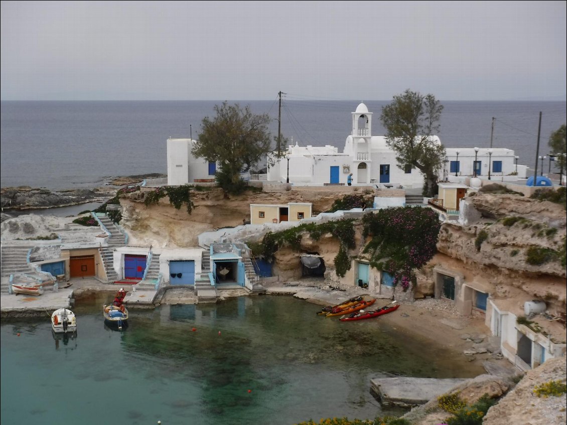 On reprend la navigation, franchissant la pointe nord de l’île, slalomant entre îlots et pitons rocheux et longeant les falaises colorées. Un petit arrêt à FIROPOTAMOS, port de pêche, dont les portes des garages à bateau sont multicolores. Tout le reste est Blanc, des maisons à l’église… Et toujours des peintres en action, pinceau et peinture blanche sous la main…