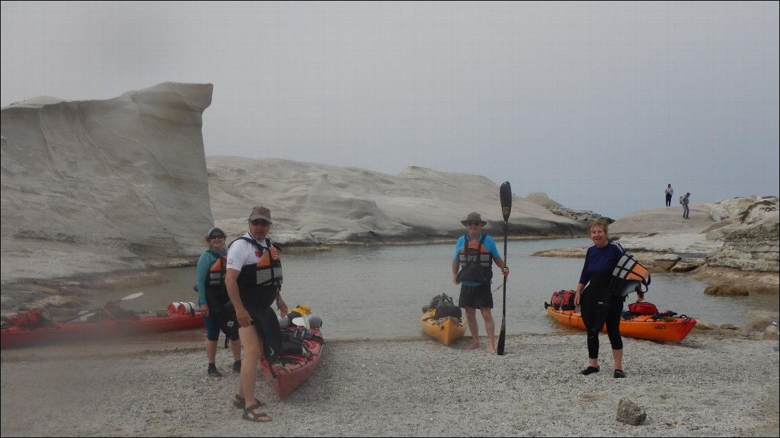 On continue jusqu’à SARAKINIKO. Le site est remarquable, la forme des rochers, leur couleur, claire, voire blanche en font un spot de Milos. On entre dans le fond de la petite baie où la plage de sable fin à la sortie d’un canyon se prêtera au bivouac.