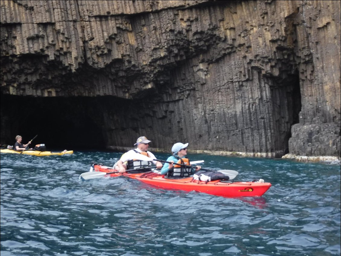 Au moment où on embarque, le site est déjà envahi par une paire de touristes. Ce matin, au départ, la mer est calme, le vent aussi. On croise un groupe de kayakistes danois et suisses. On traverse en direction de l'îlot de Garonesia, dont on fera le tour, curiosité géologique formée d’orgues basaltiques un kilomètre au large ; un quart d’heure de navigation, tranquillement avec le vent qui se lève dans notre dos. C’est très beau, on en prend plein les yeux.