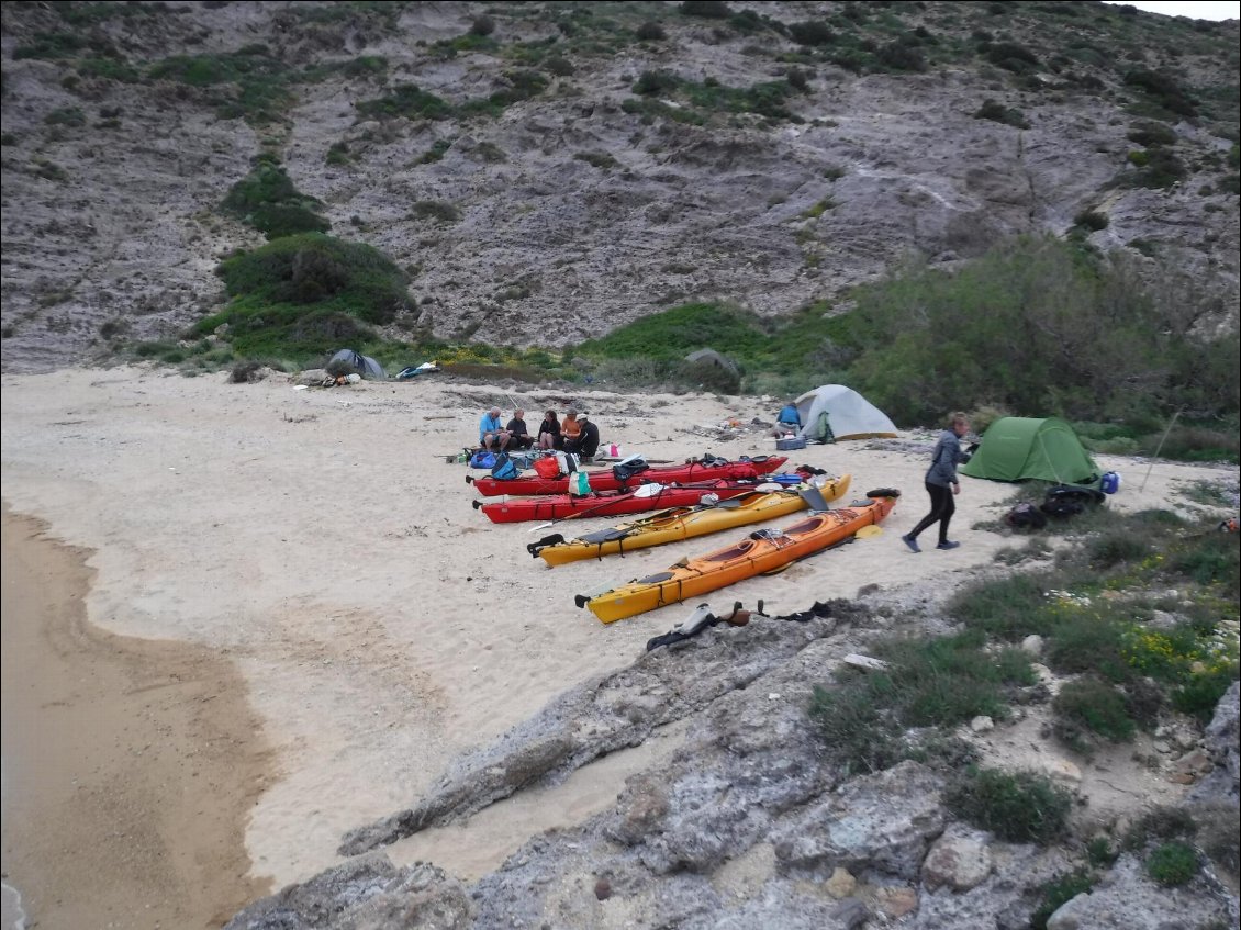 On arrête poser le bivouac plage de MAKROPUNTA.