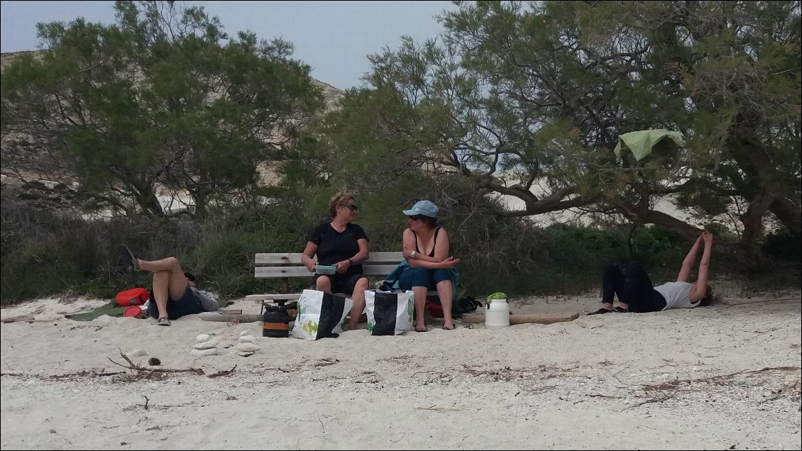 A midi, nous pique-niquons sur la plage de PRASONISI, à la pointe Est de l'île : le sable est blanc et la mer limpide à souhait. J'en trempe mes pied, c'est dire!