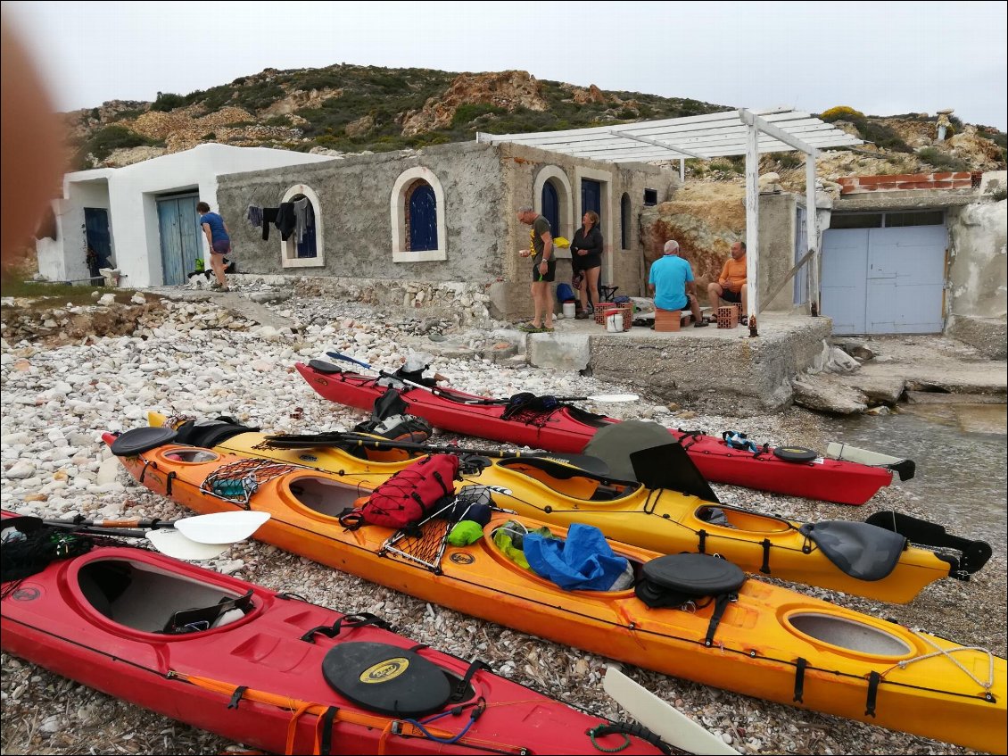 Nous naviguons encore un peu après-midi et nous nous arrêtons en face de AGIOS EFSTATHIOS, aux abords de garages à bateaux que nous squattons pour la nuit.