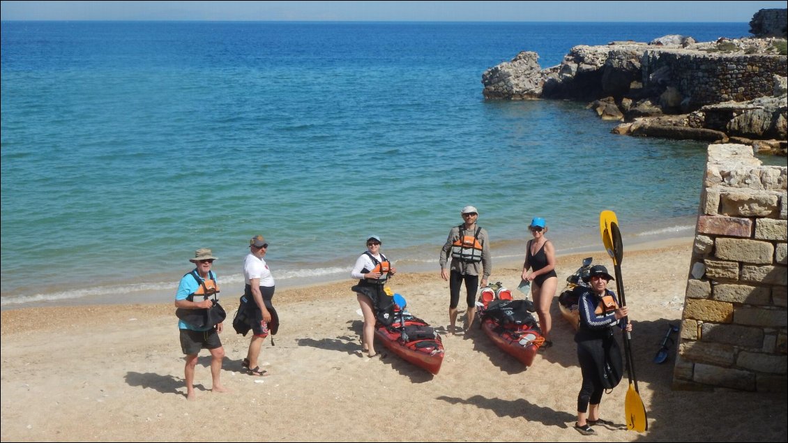 Nous stoppons sur la plage de THEIAFES, distante d'une petite dizaine de kilomètres, situ sur le site de l'ancienne mine désaffectée de THEIORYCHEIA, trois kilomètres de la pointe sud de l'île. On s'attend à voir débarquer à tout moment LuckyLuke, l'alone some cowboy...