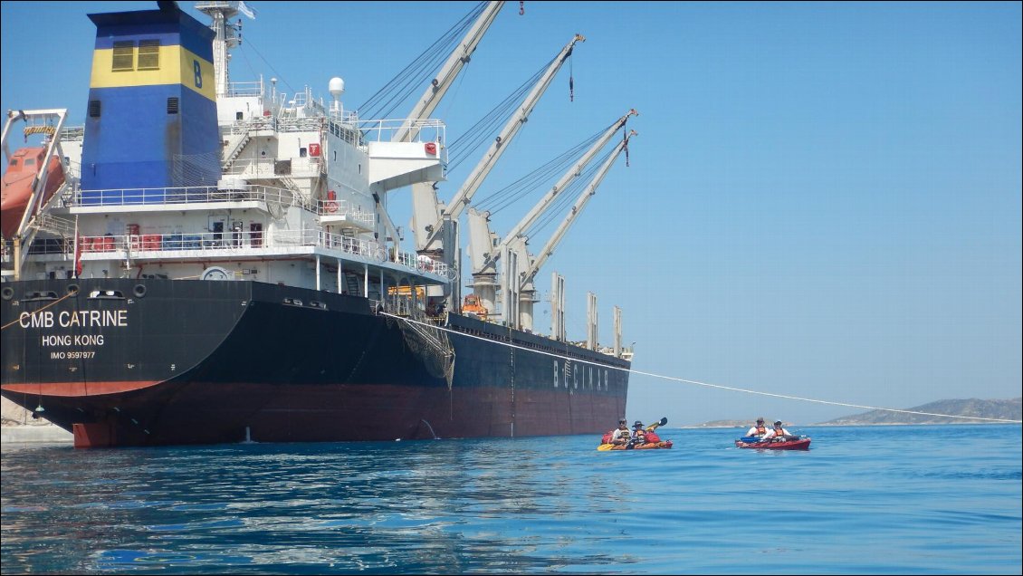 Nous naviguons le long de la côte Est découpée par les nombreuses exploitations minières, conditions de navigation au top.