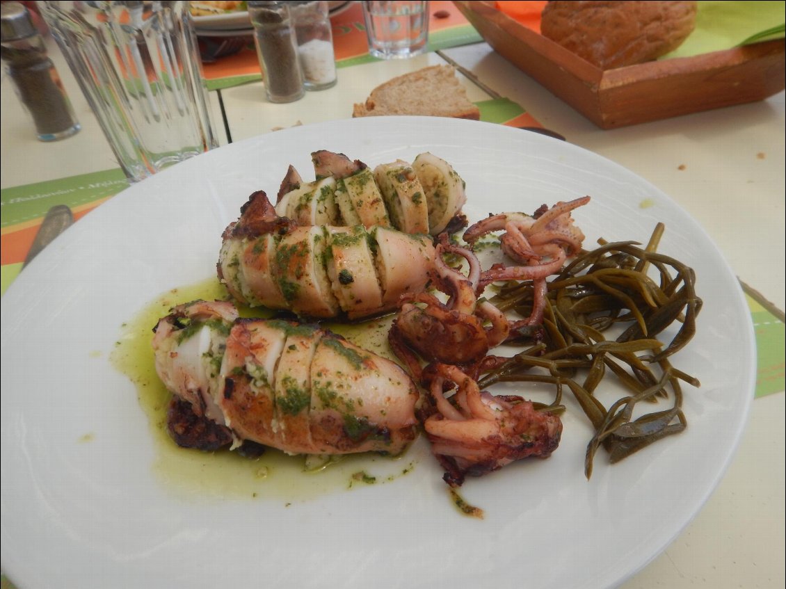 On passe donc un moment en terrasse et mangeons sur place pour attendre l'ouverture de l'épicerie et acheter de l'eau pour les six jours suivants. Au menu dans mon assiette, calamar farci au couscous (et pois chiches chauds accompagnés de morue que je tape dans l'assiette de Florence à côté)