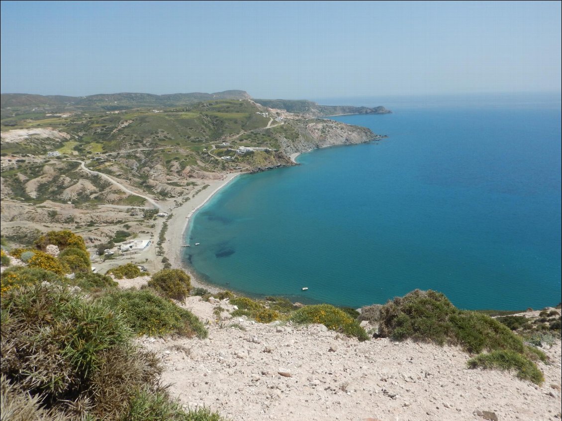 Nous partons randonner deux heures jusqu'au sommet le plus proche voir les fumeroles qui sont indiquées sur la carte. Il fait bien assez chaud pour monter mais la vue sur la baie d'ADAMA en fond de carte postale au sud et la plage d'où l'on vient côté nord méritent l'ascension.