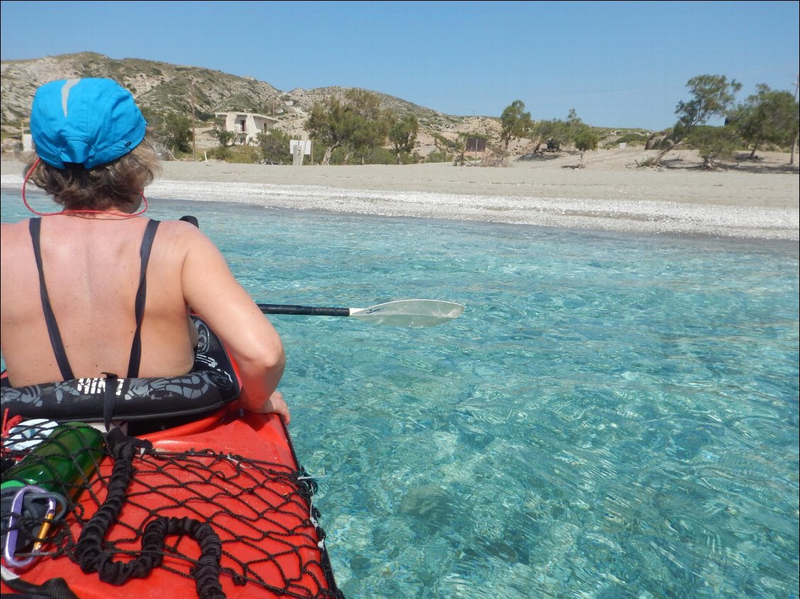 Nous atteignons assez rapidement la plage de AGIA KIRIAK, jolie en soi, mais infestée de chats et de détritus en tous genres dans les environs immédiats et moins immédiats...