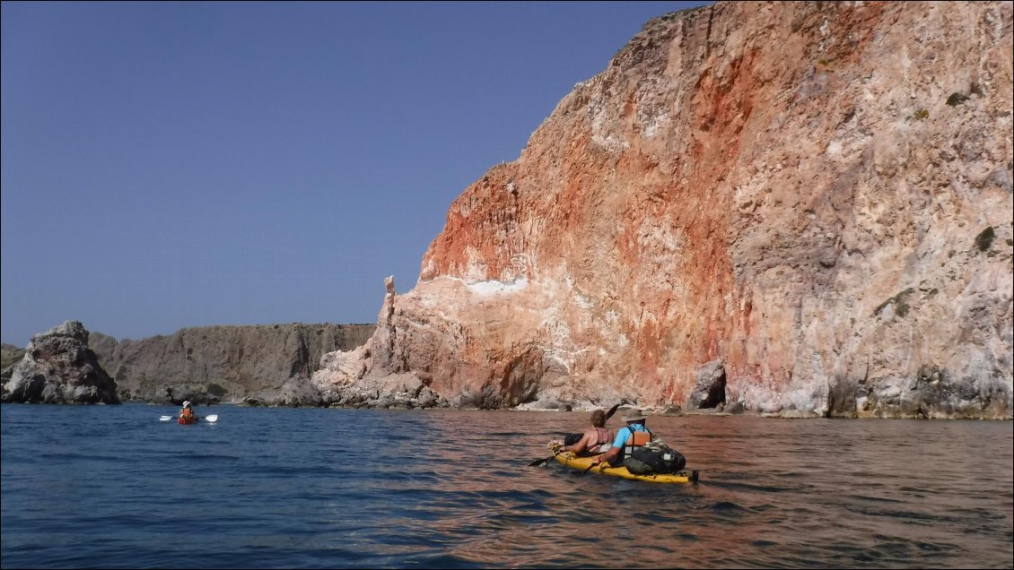 Nous naviguons essentiellement le long de falaises, très colorées et découpées à la serpe.